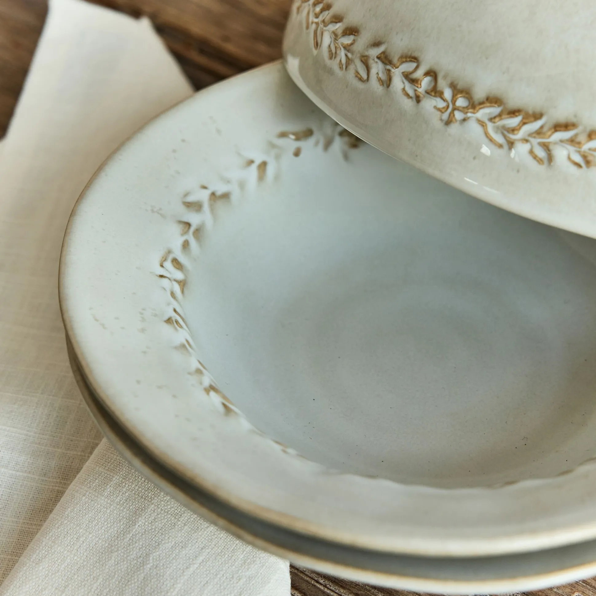 Assiette creuse en grès D22,5cm - beige alpilles