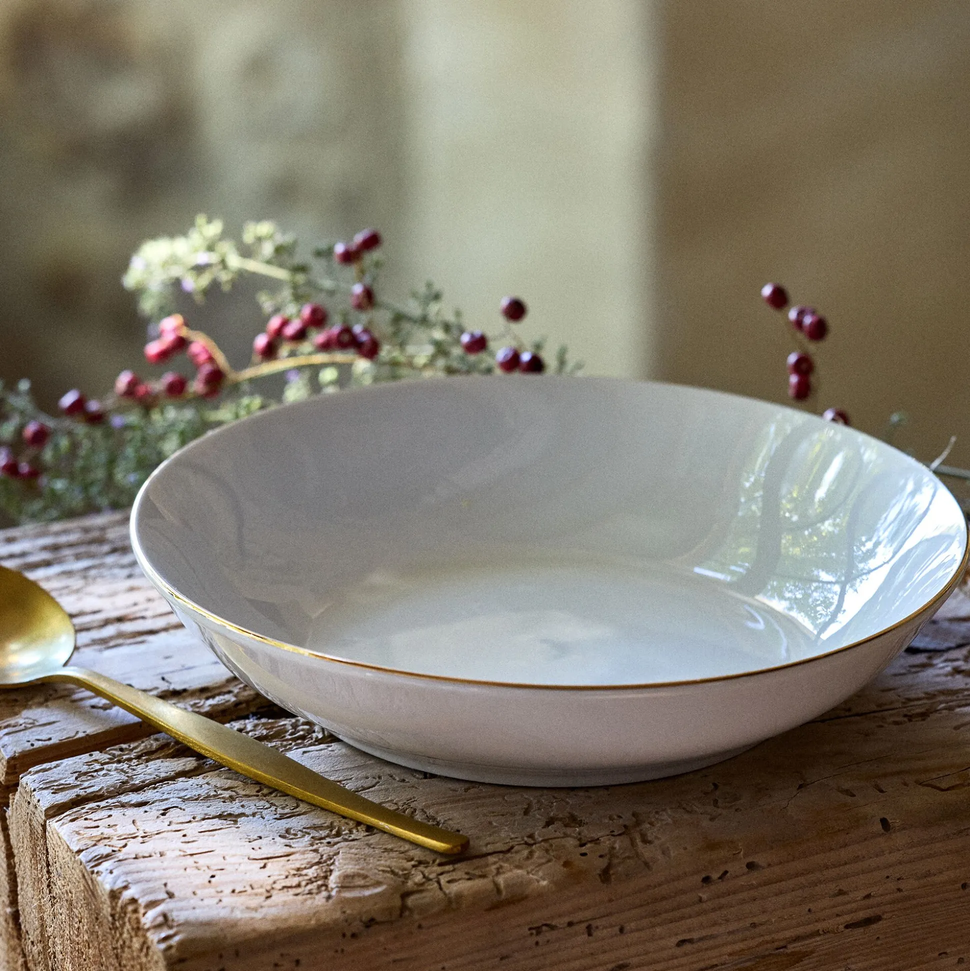 Assiette creuse en porcelaine avec liseré doré D20cm - blanc