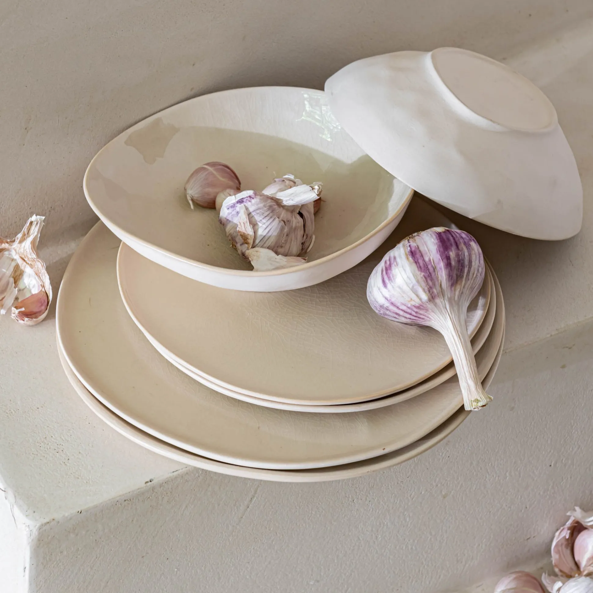 Assiette creuse inclinée en grès D19cm - blanc ventoux