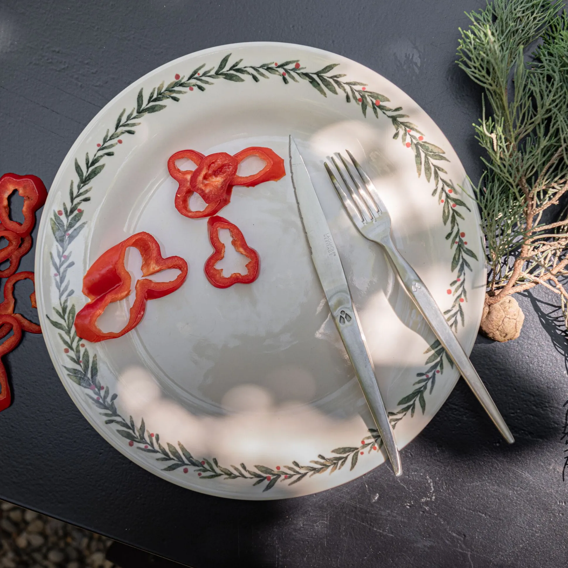 Assiette plate avec motif houx en grès D28cm - blanc