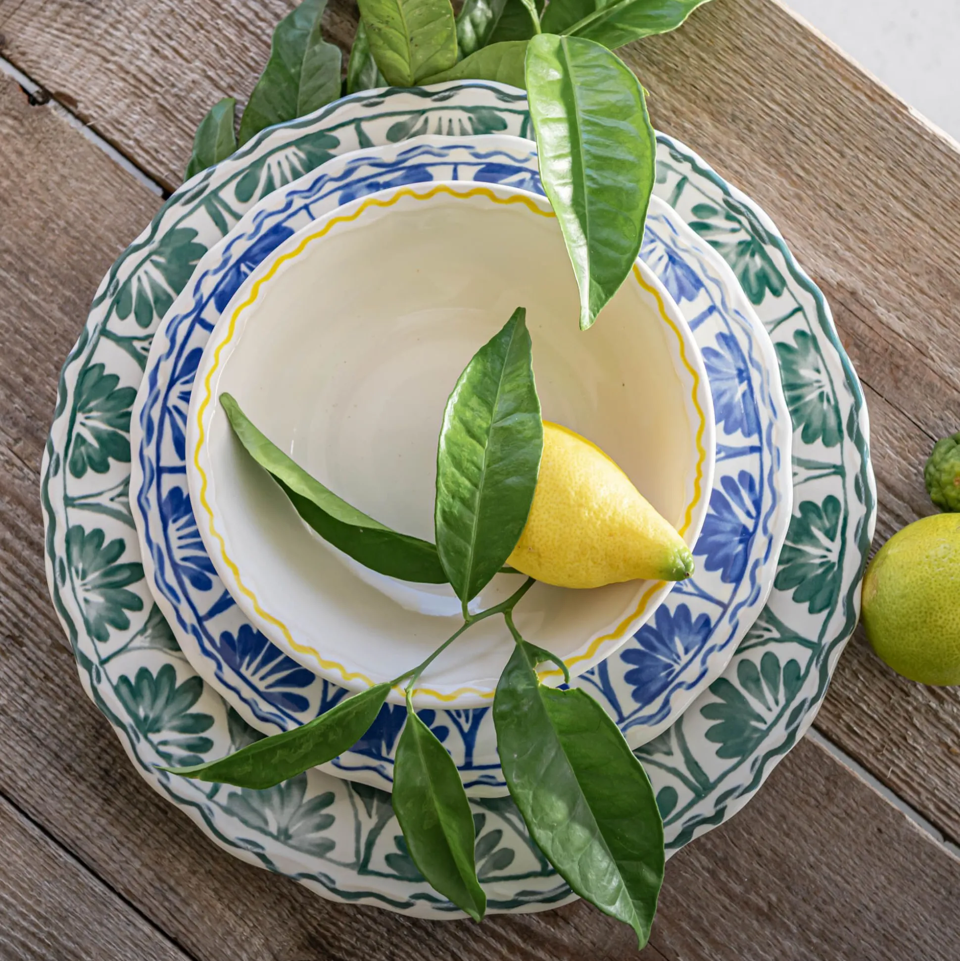 Assiette plate en grès à motif floral vert D28cm - blanc