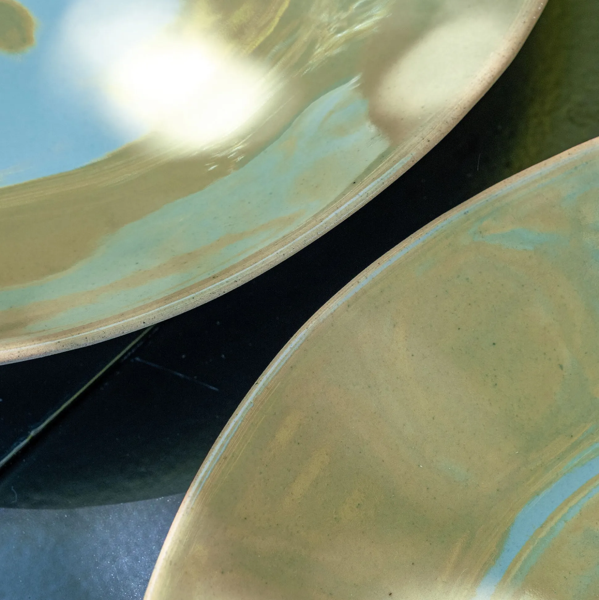 Assiette plate organique en grès D26,7cm - vert avocado