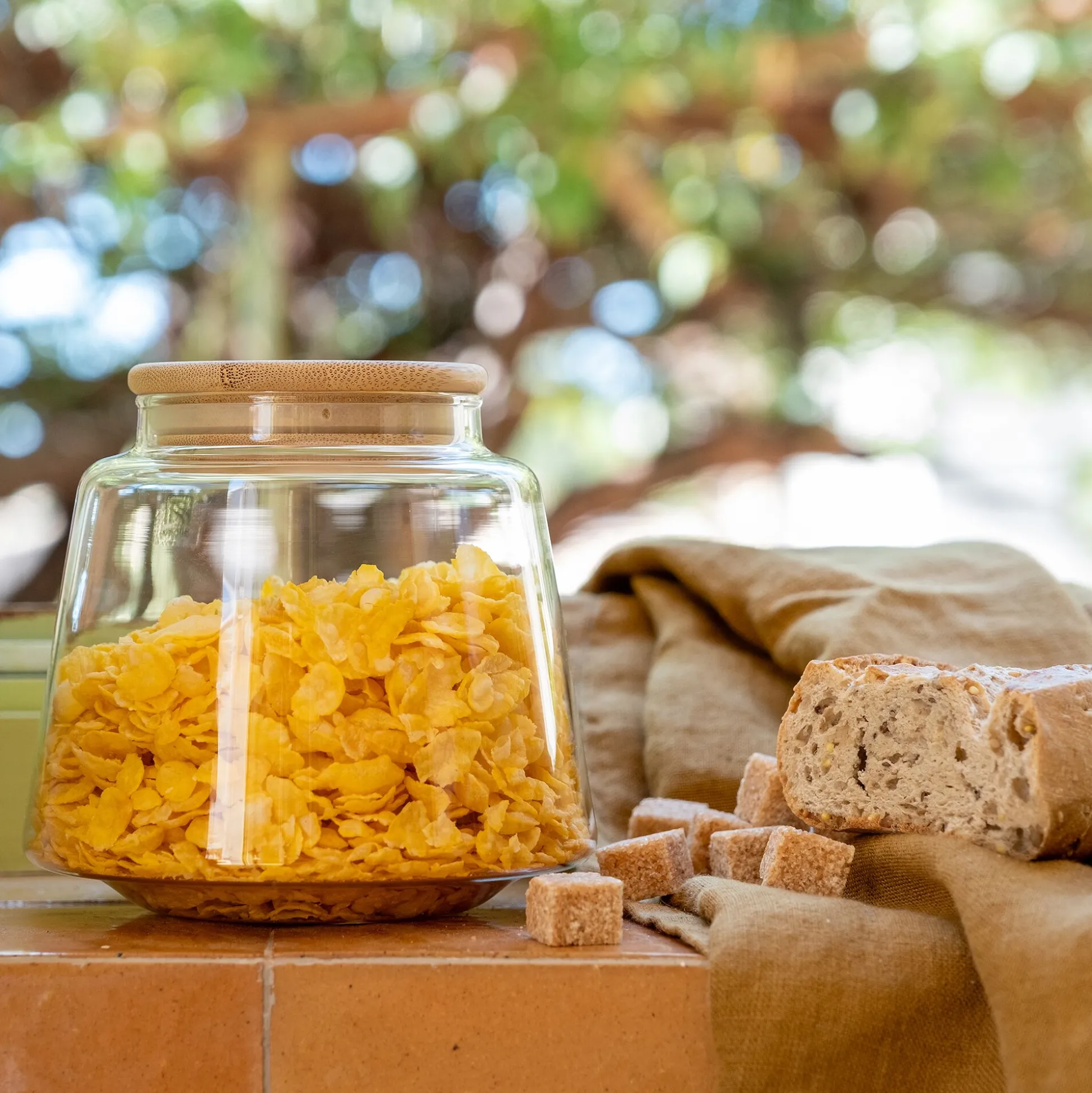 Bocal conique en verre avec couvercle en bambou 1L - transparent