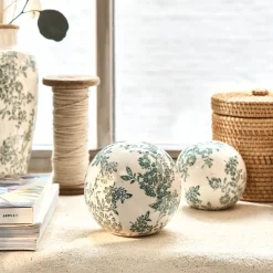 Boule de noel motif fleuri en céramique D11,8cm - blanc