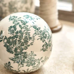 Boule de noel motif fleuri en céramique D11,8cm - blanc