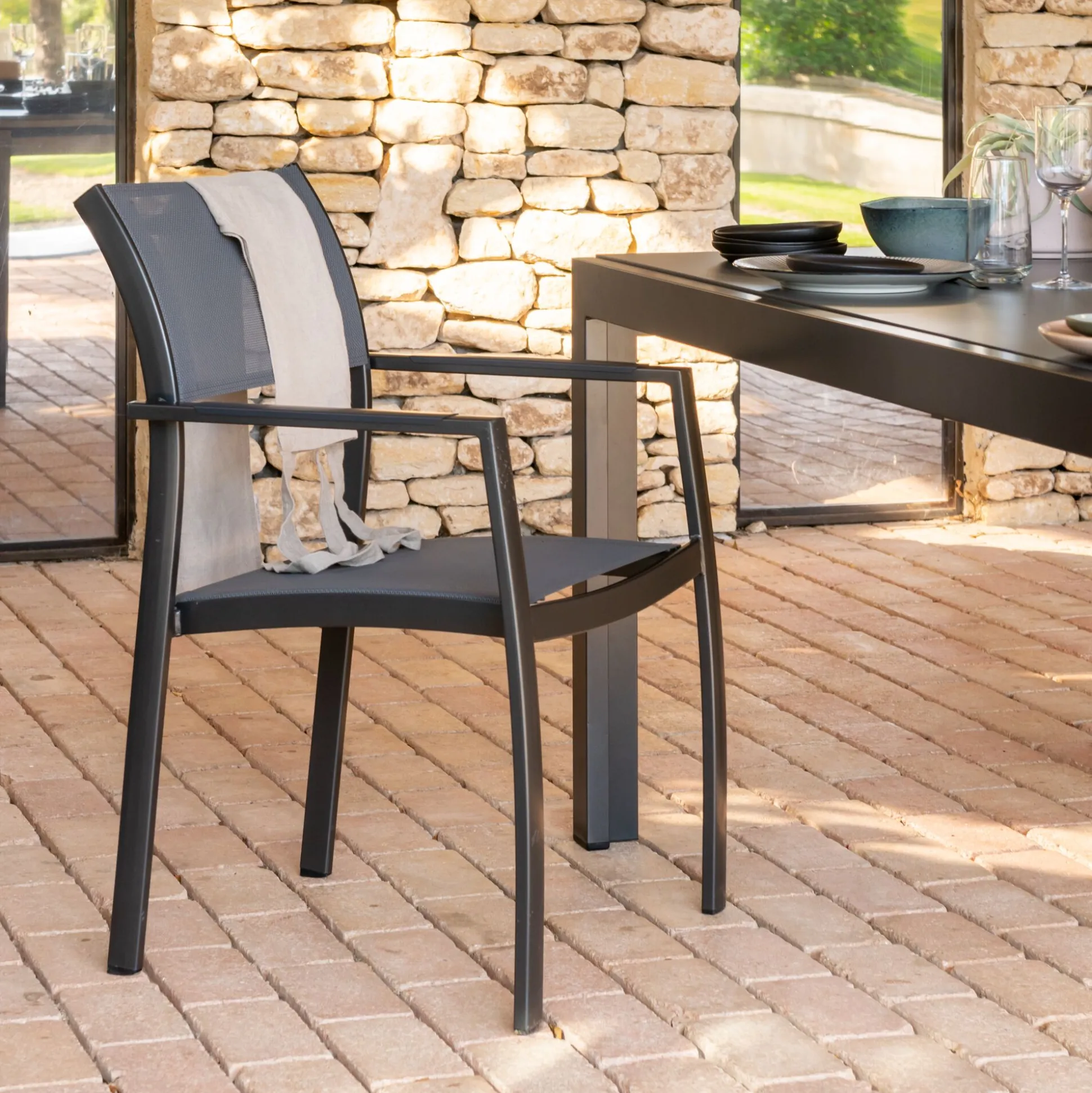 Chaise de jardin avec accoudoirs en aluminium et textilène - gris