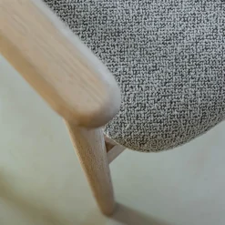 Chaise de repas avec accoudoirs en tissu - gris