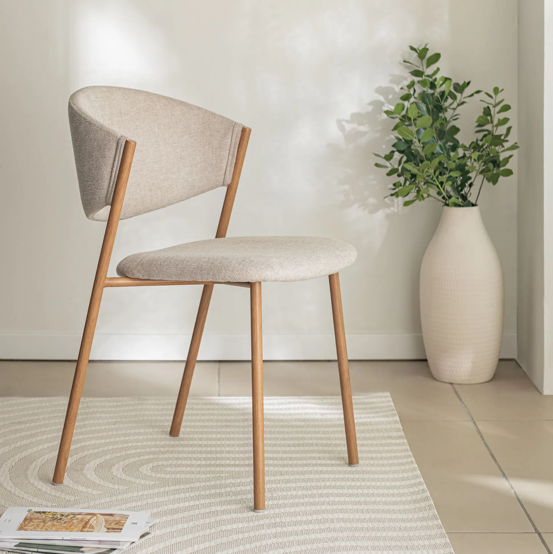 Chaise de repas épurée en tissu - beige