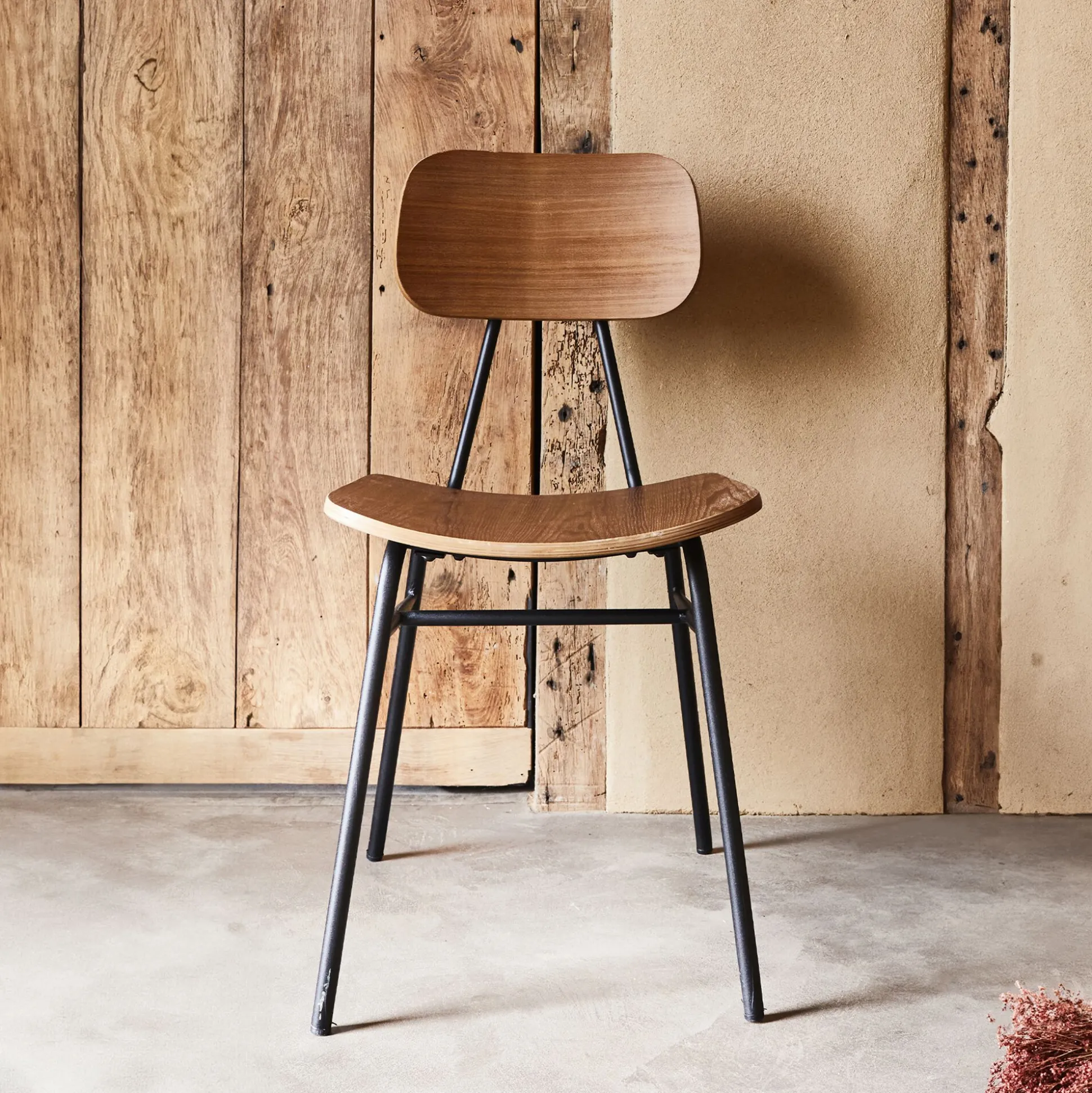 Chaise en bois de frêne et acier - bois foncé