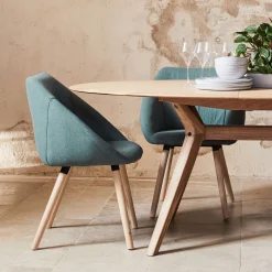 Chaise en tissu avec accoudoirs et piétement naturel - vert cèdre