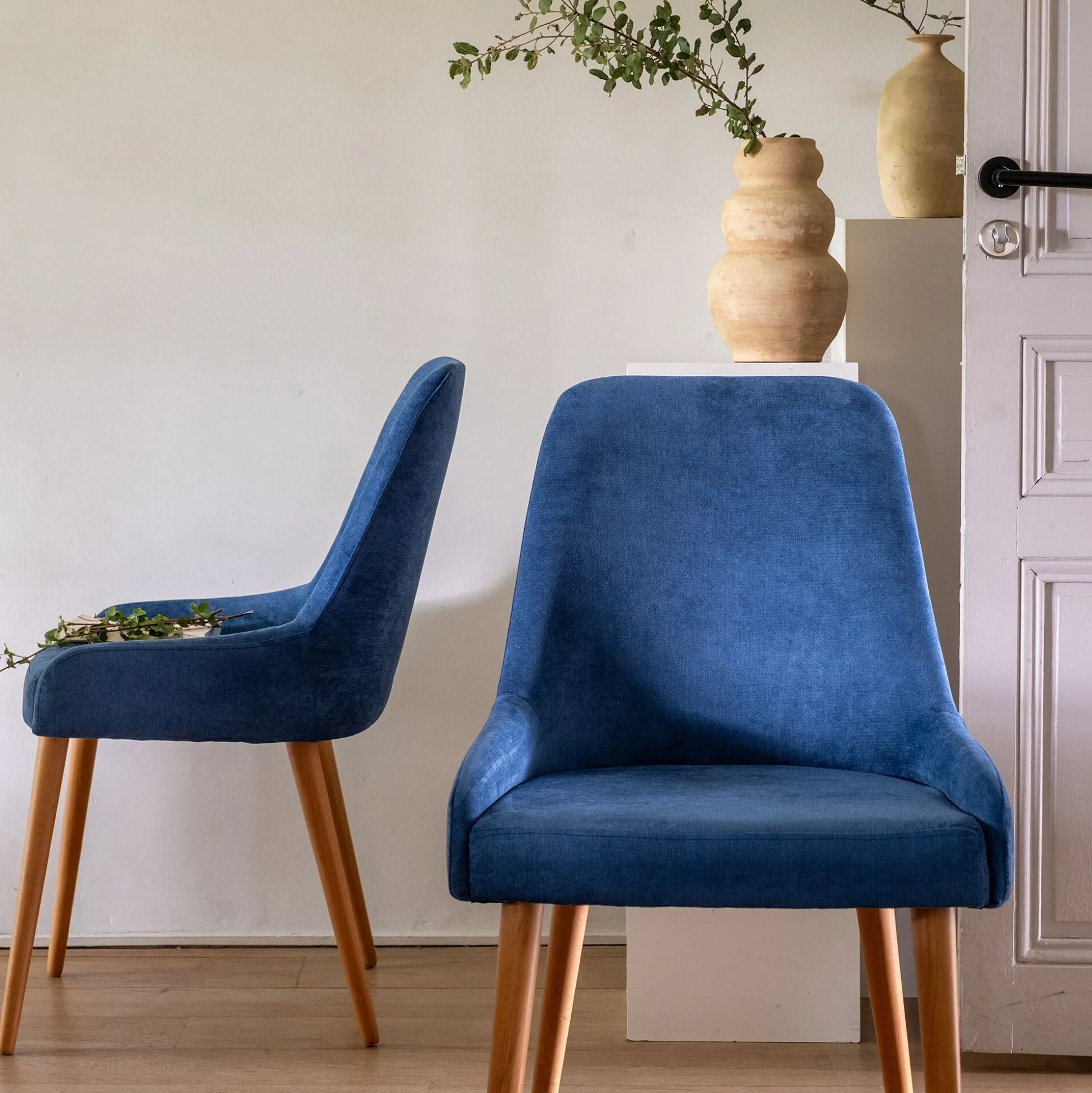 Chaise en tissu effet velours et piètement naturel - bleu