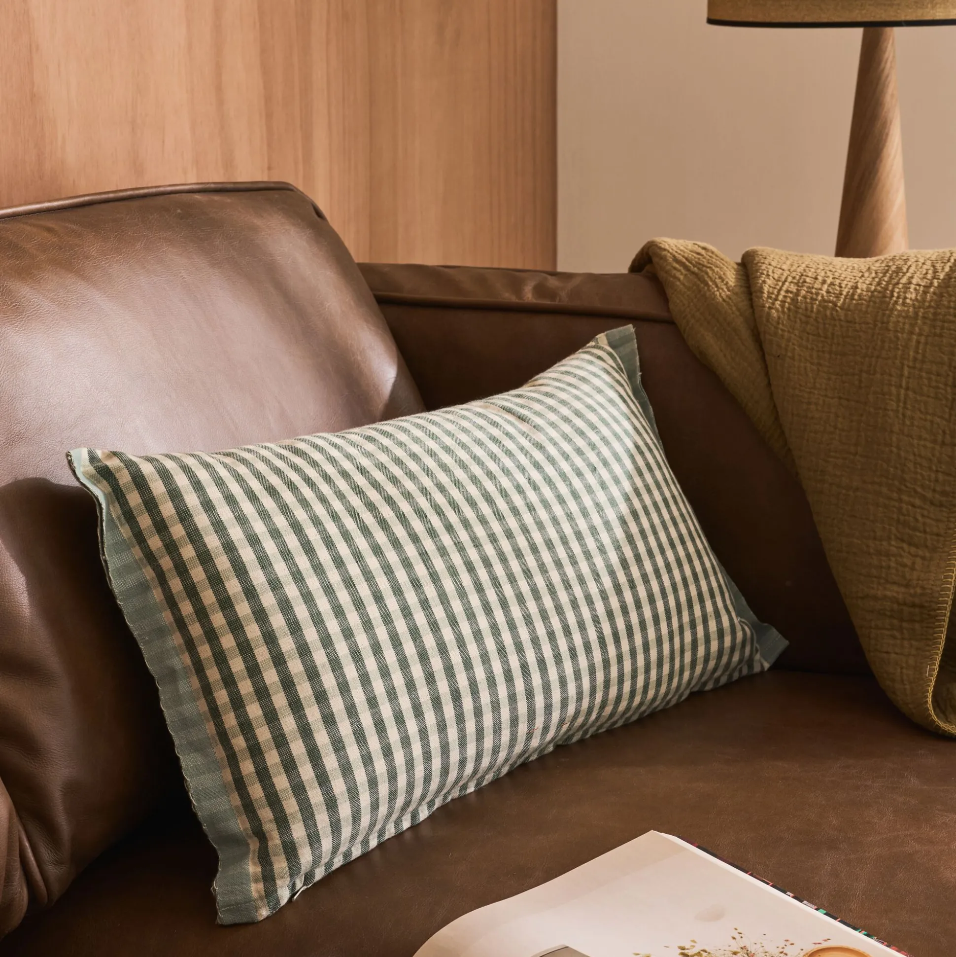 Coussin à carreaux en coton finition volant 30x50cm - bleu