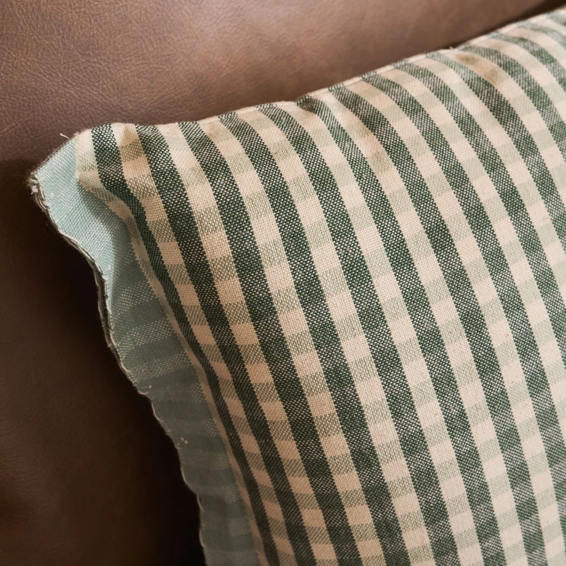 Coussin à carreaux en coton finition volant 30x50cm - bleu