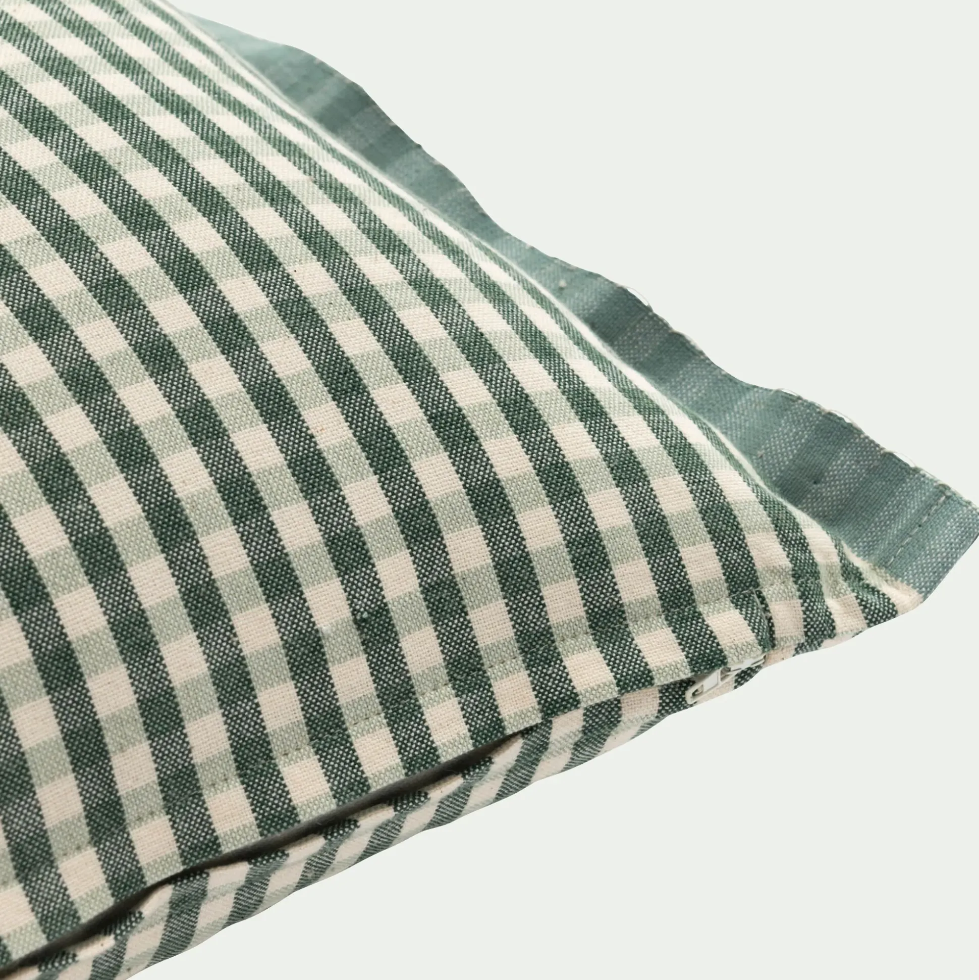 Coussin à carreaux en coton finition volant 30x50cm - bleu