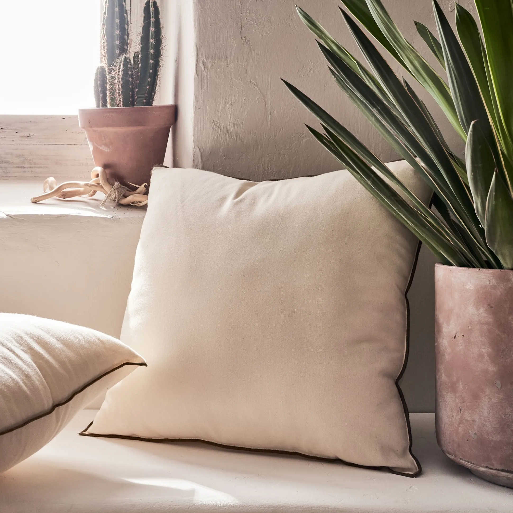 Coussin à liseré en coton - beige 45x45cm