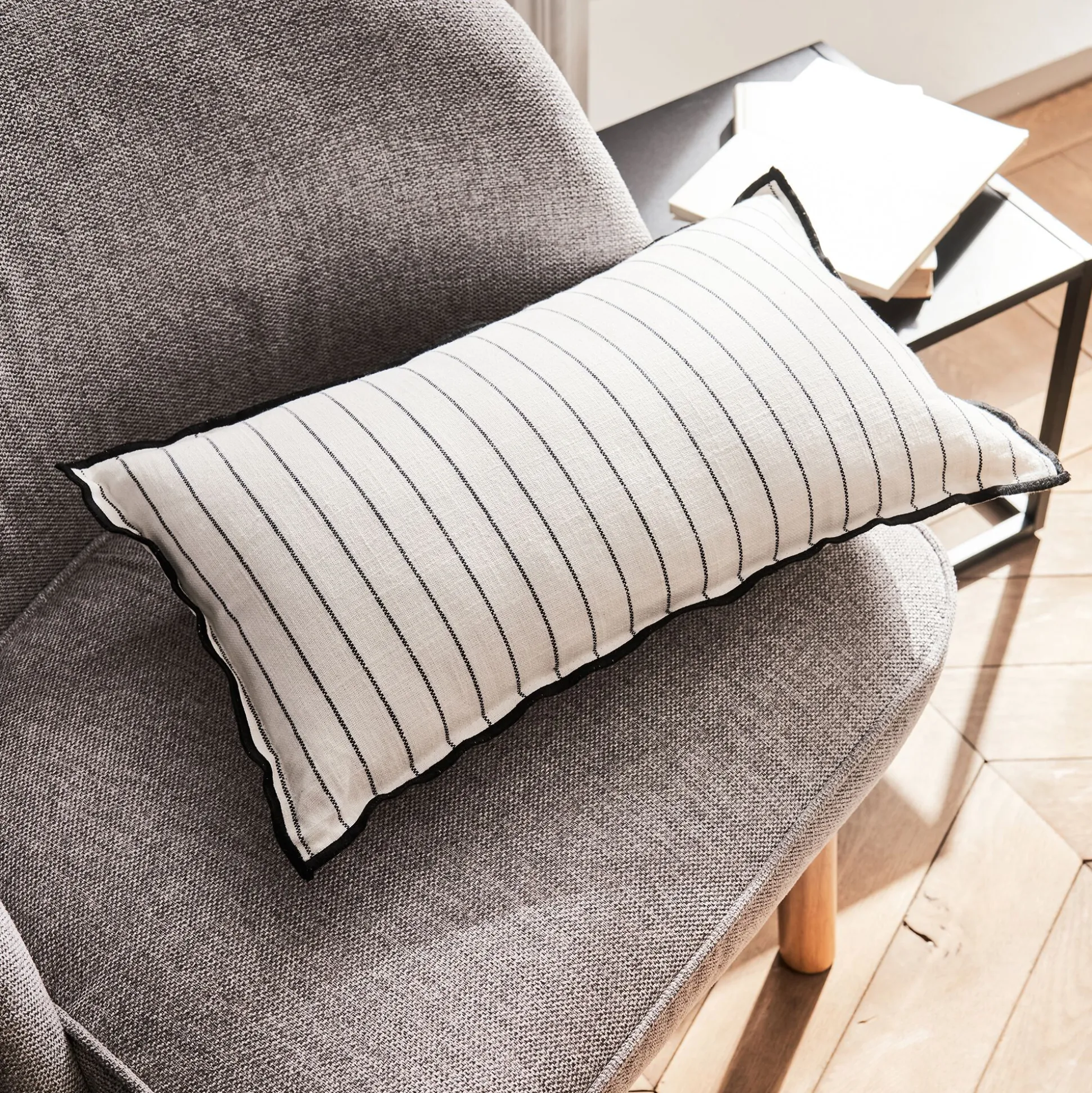 Coussin à rayures brodées en coton 30x50cm - noir et blanc