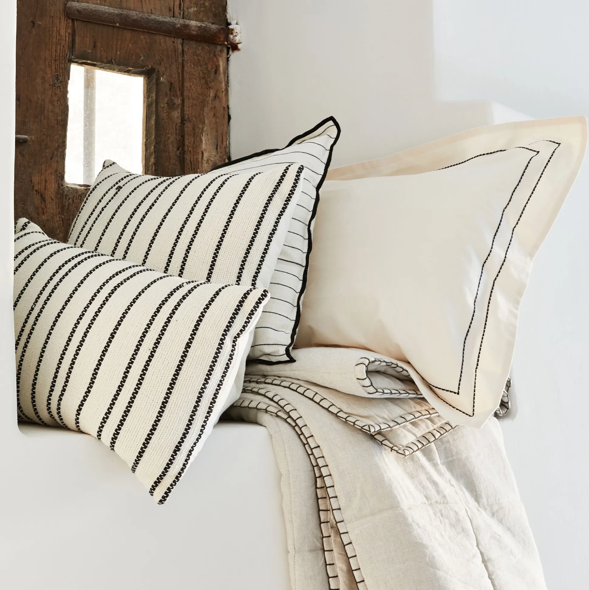 Coussin à rayures brodées en coton 45x45cm - noir et blanc