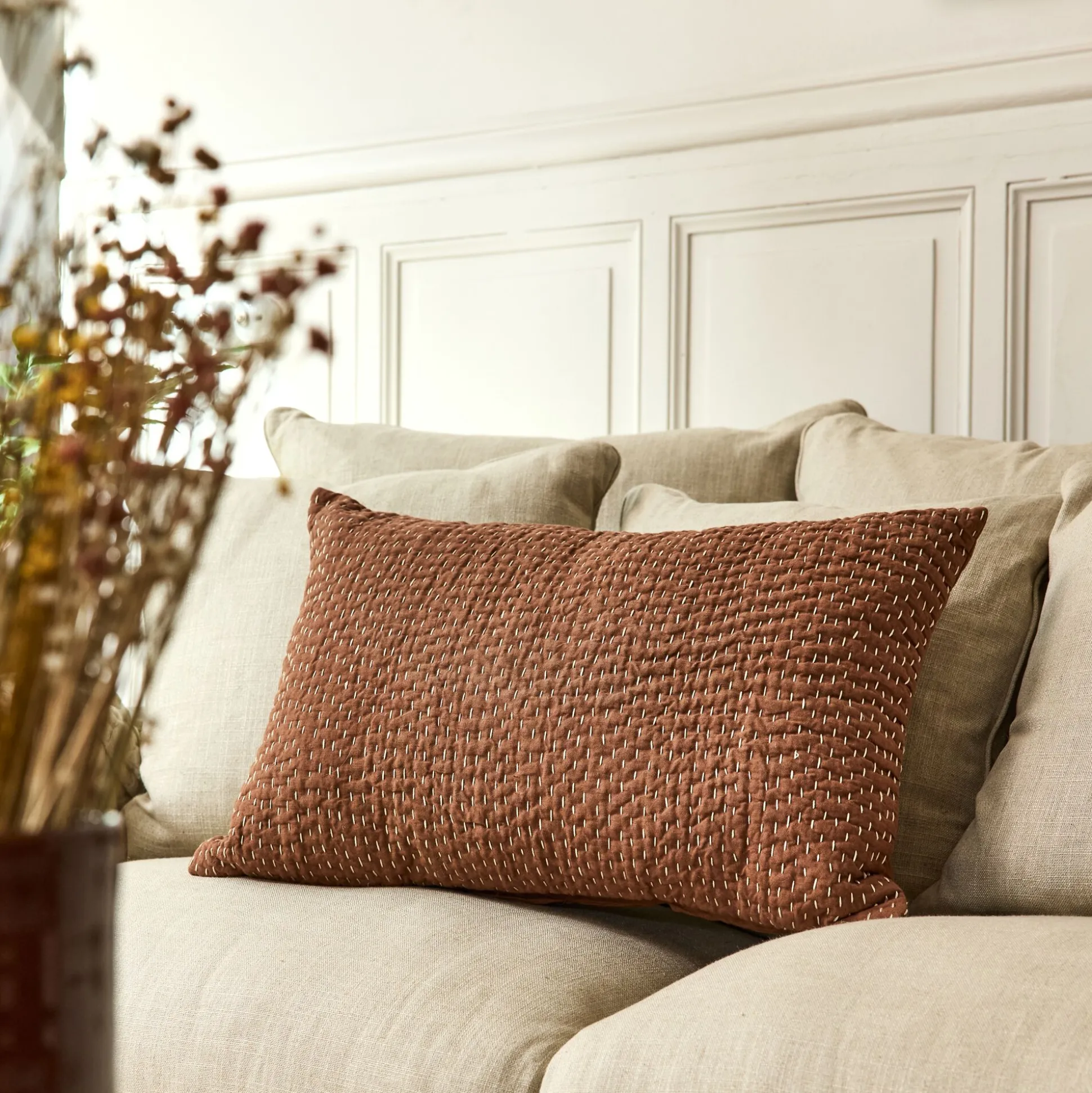 Coussin avec surpiqûres Kantha en lin et coton 40x60cm - brun rustrel