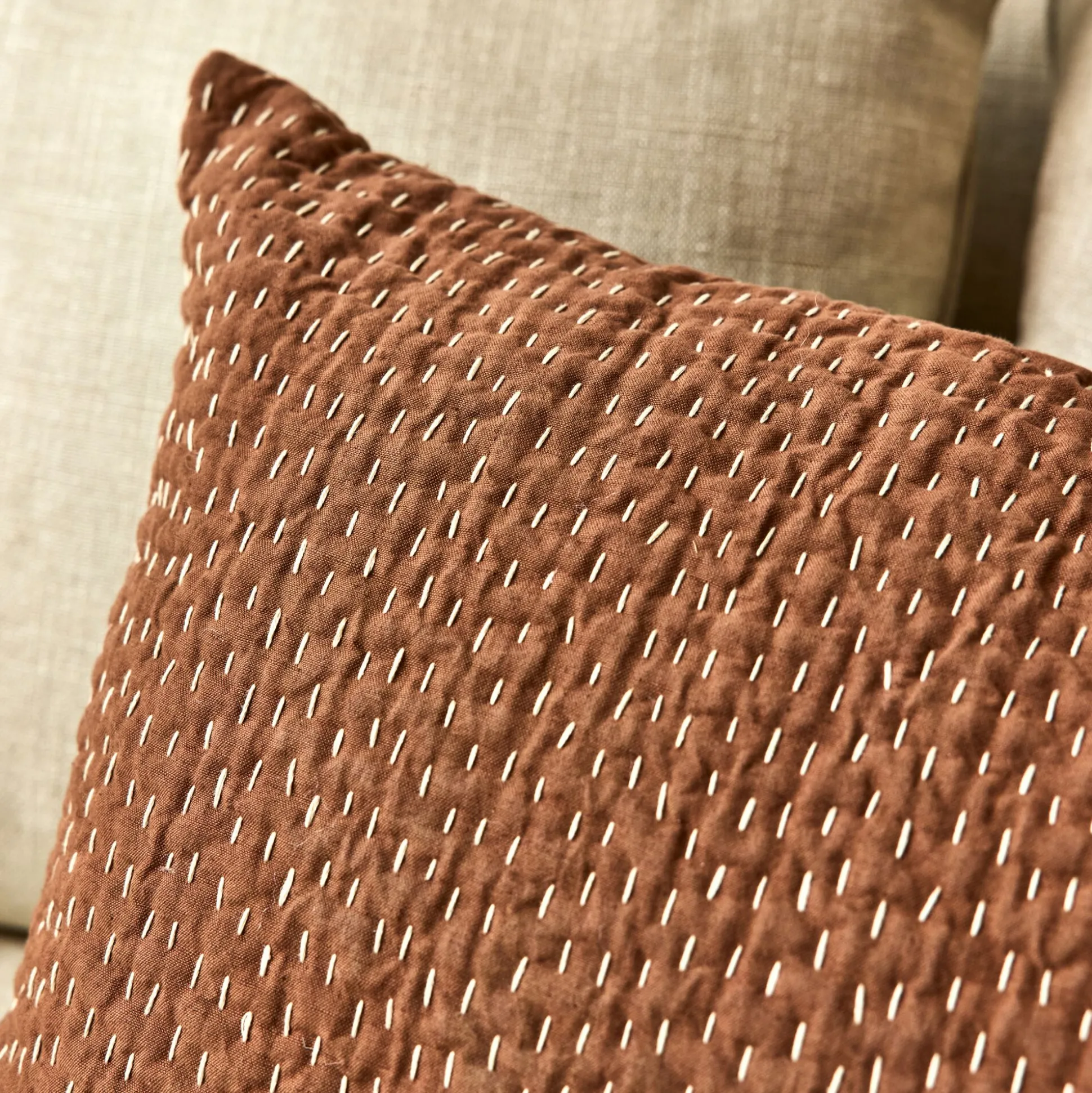 Coussin avec surpiqûres Kantha en lin et coton 40x60cm - brun rustrel