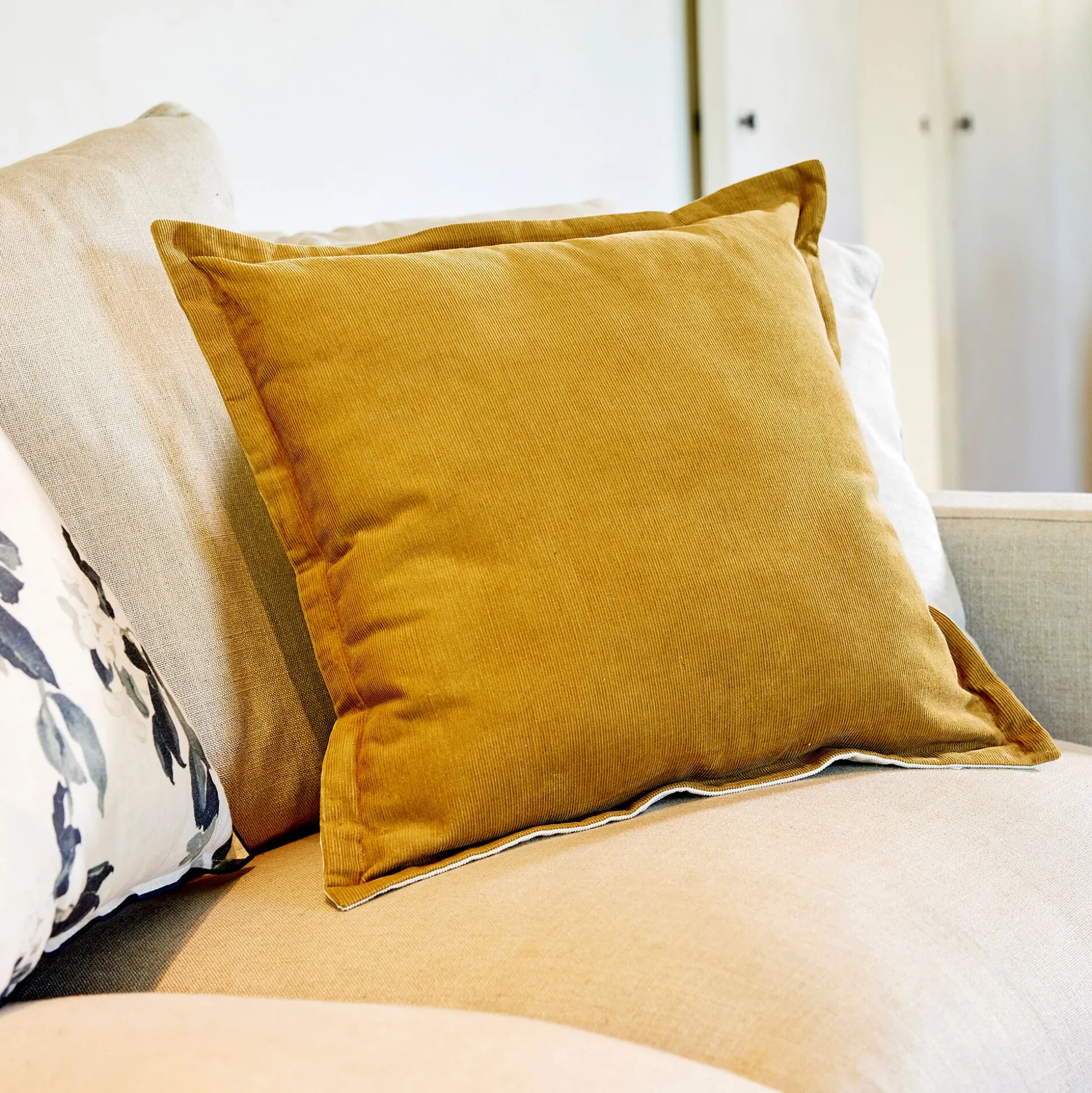 Coussin bicolore en velours côtelé 45x45cm - beige sable