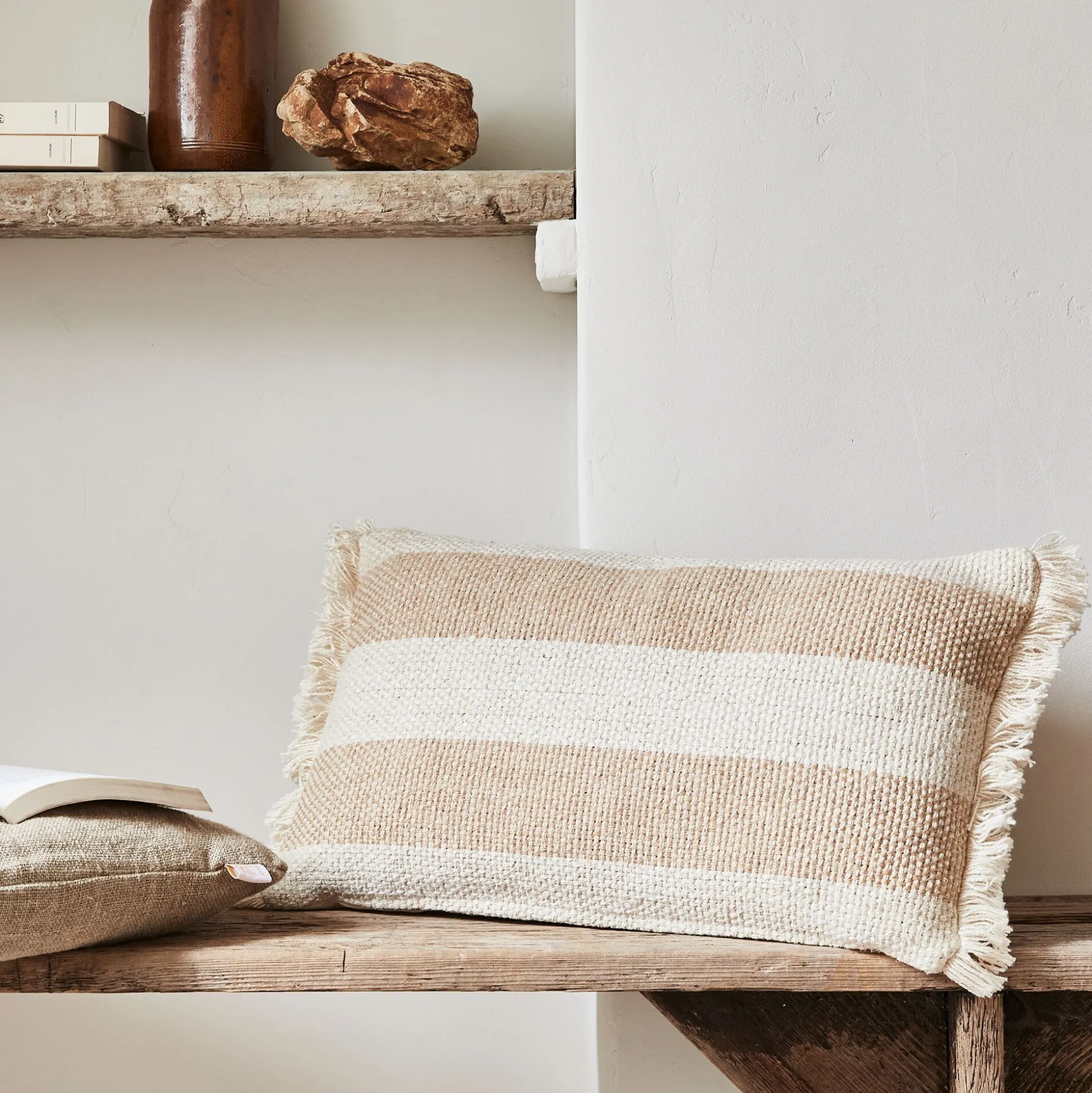 Coussin en coton et jute à rayures finition franges 30x50cm - blanc