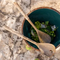 Couverts à salade en bois de manguier et manche en rotin