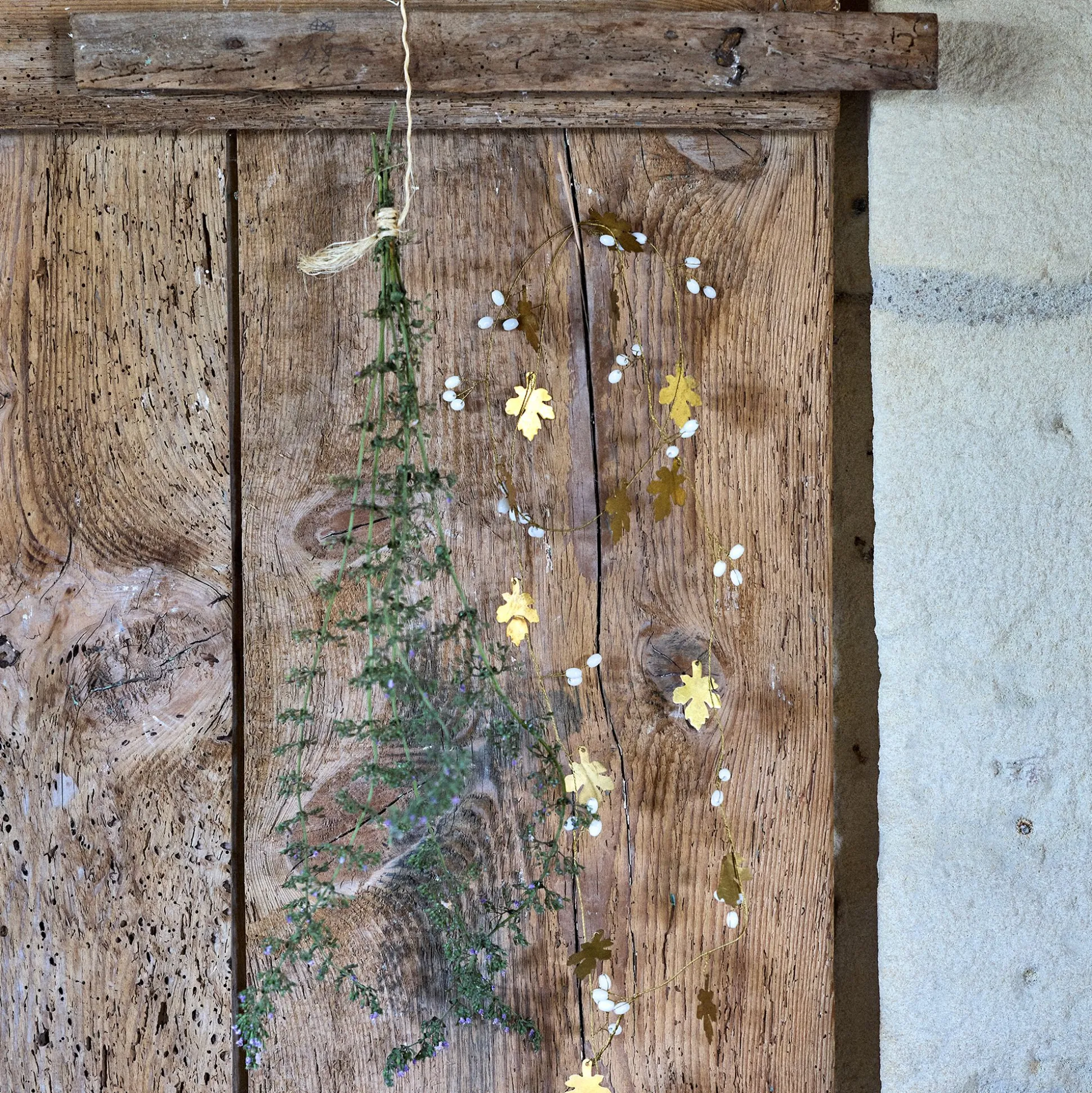 Guirlande de Noël en feuilles en laiton et perles L183cm - doré