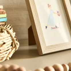 Illustration encadrée motif Sarah en robe bleue 12x17cm - bois clair