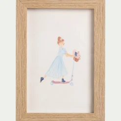 Illustration encadrée motif Sarah en robe bleue 12x17cm - bois clair