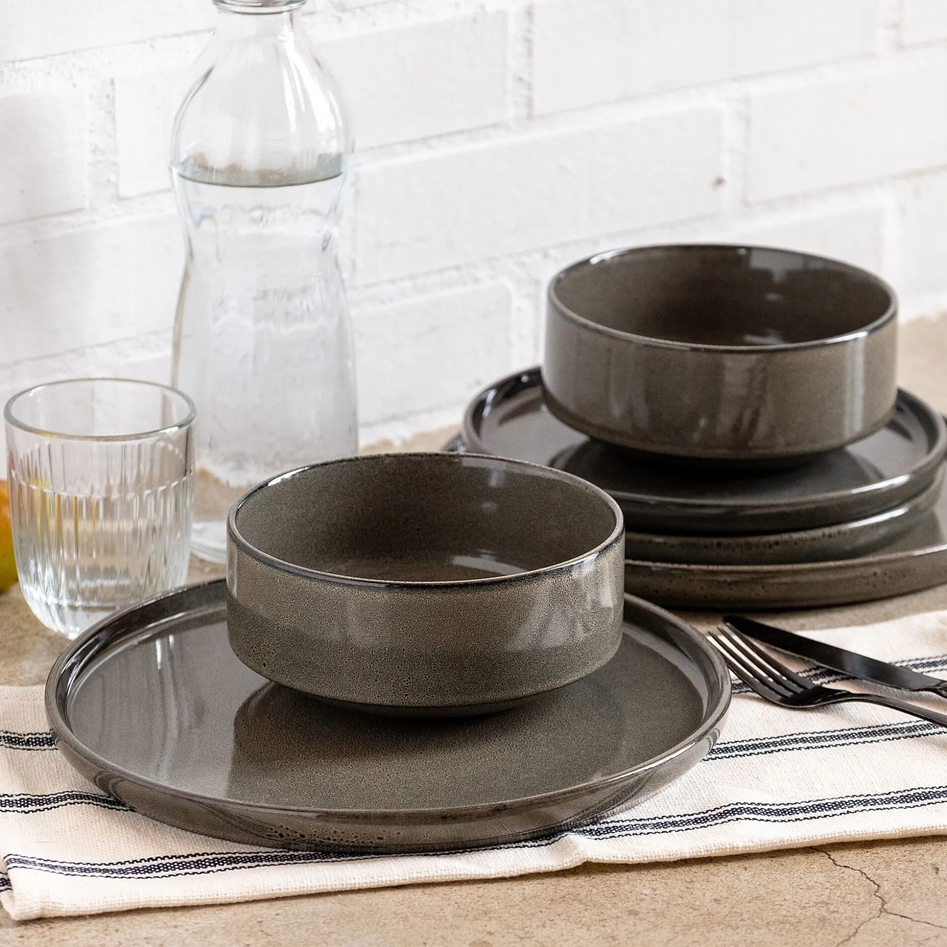 Lot de 4 assiettes plates en grès émail réactif D27cm - vert olivier