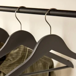 Lot de 5 cintres en bois - gris