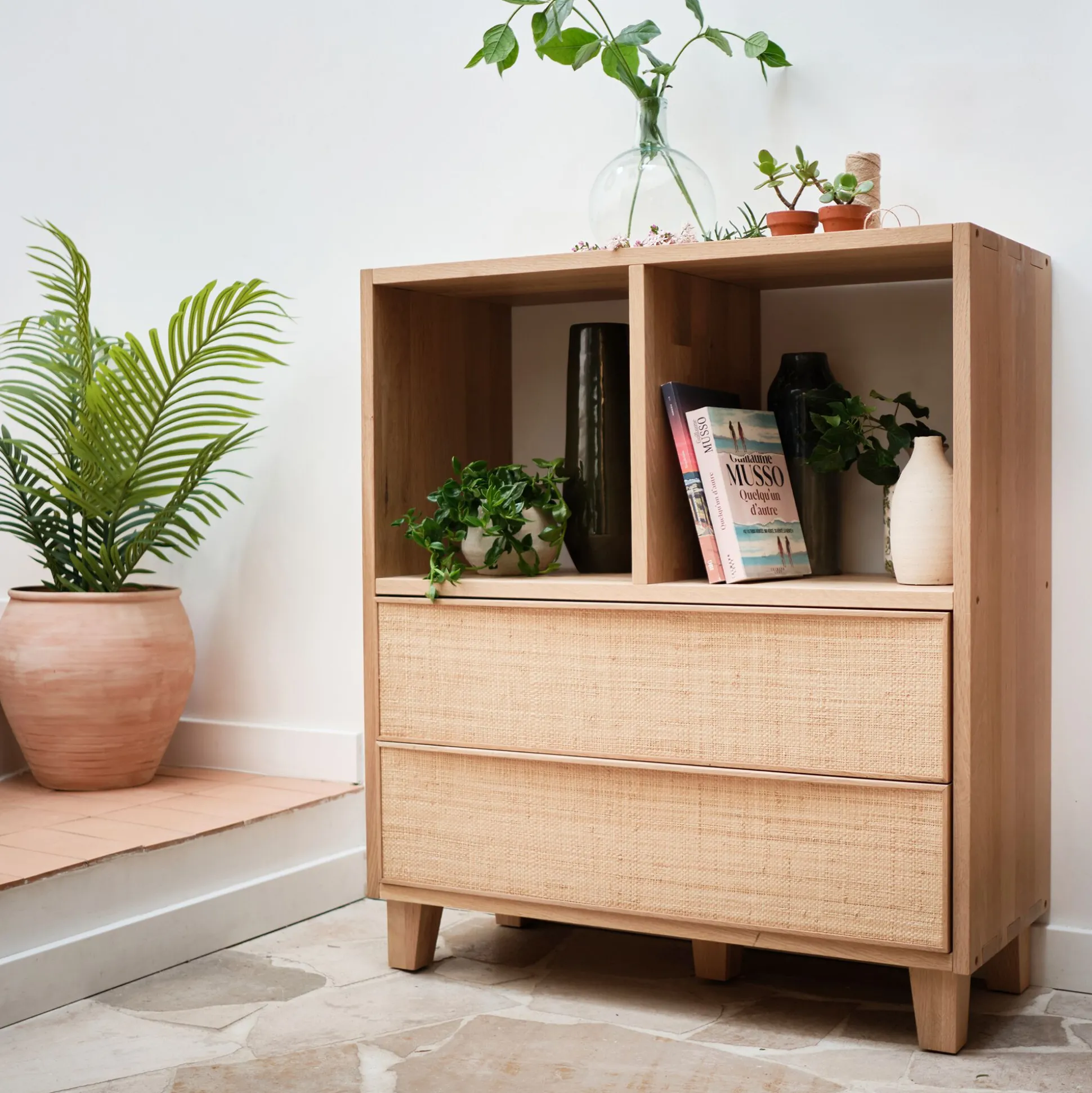 Petit buffet en bois de chêne avec 2 grands tiroirs en raphia - bois clair