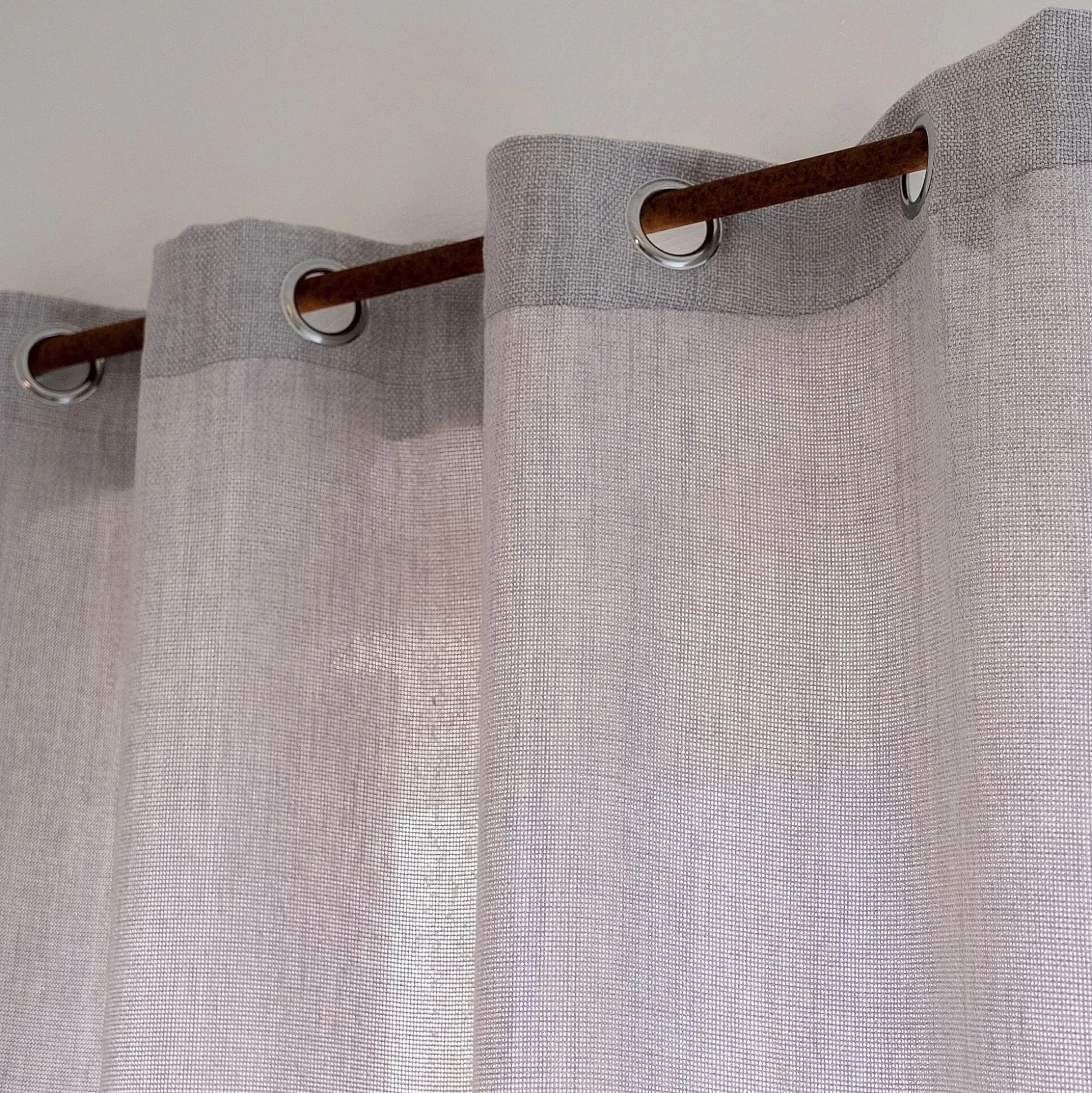 Rideau à œillets en polyester 140x250cm - gris clair