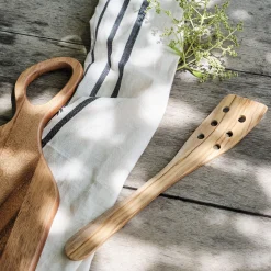 Spatule galbée trouée en bois d'olivier L30.5cm
