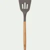 Spatule plate ajourée en bois et silicone - brun terre ombre