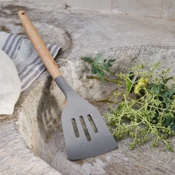 Spatule plate ajourée en bois et silicone - brun terre ombre