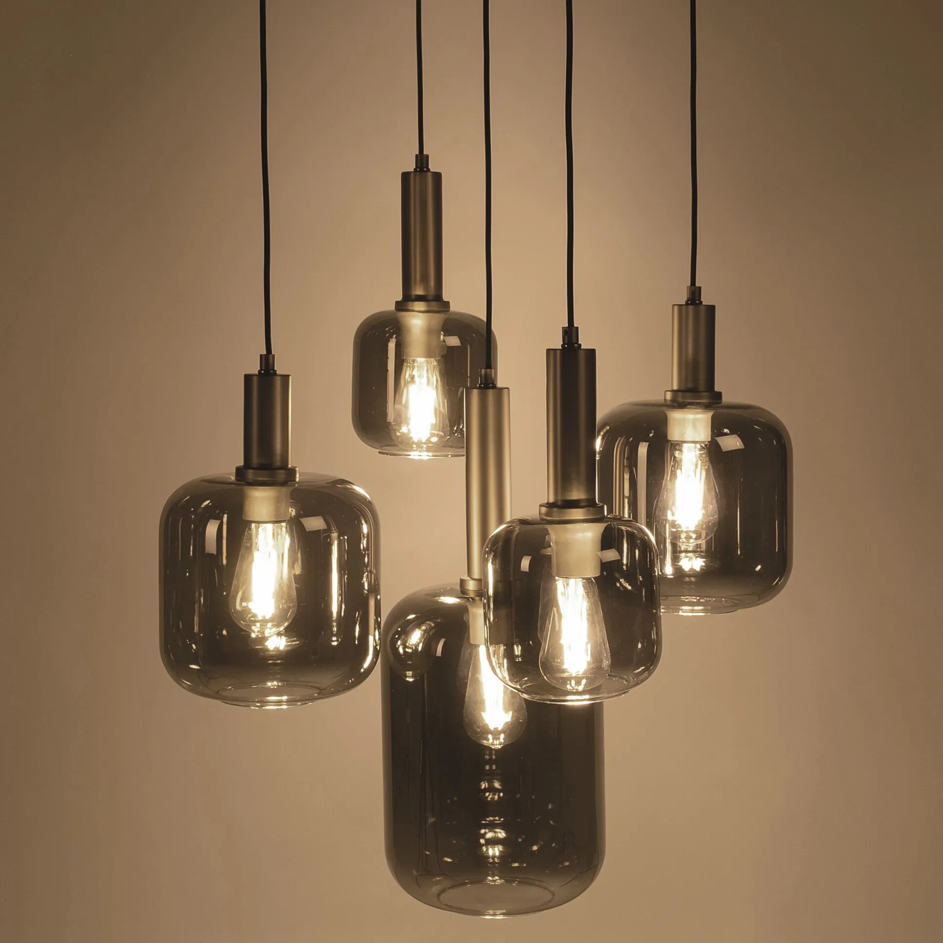 Suspension en acier à 5 globes E27 en verre fumé H218cm - noir