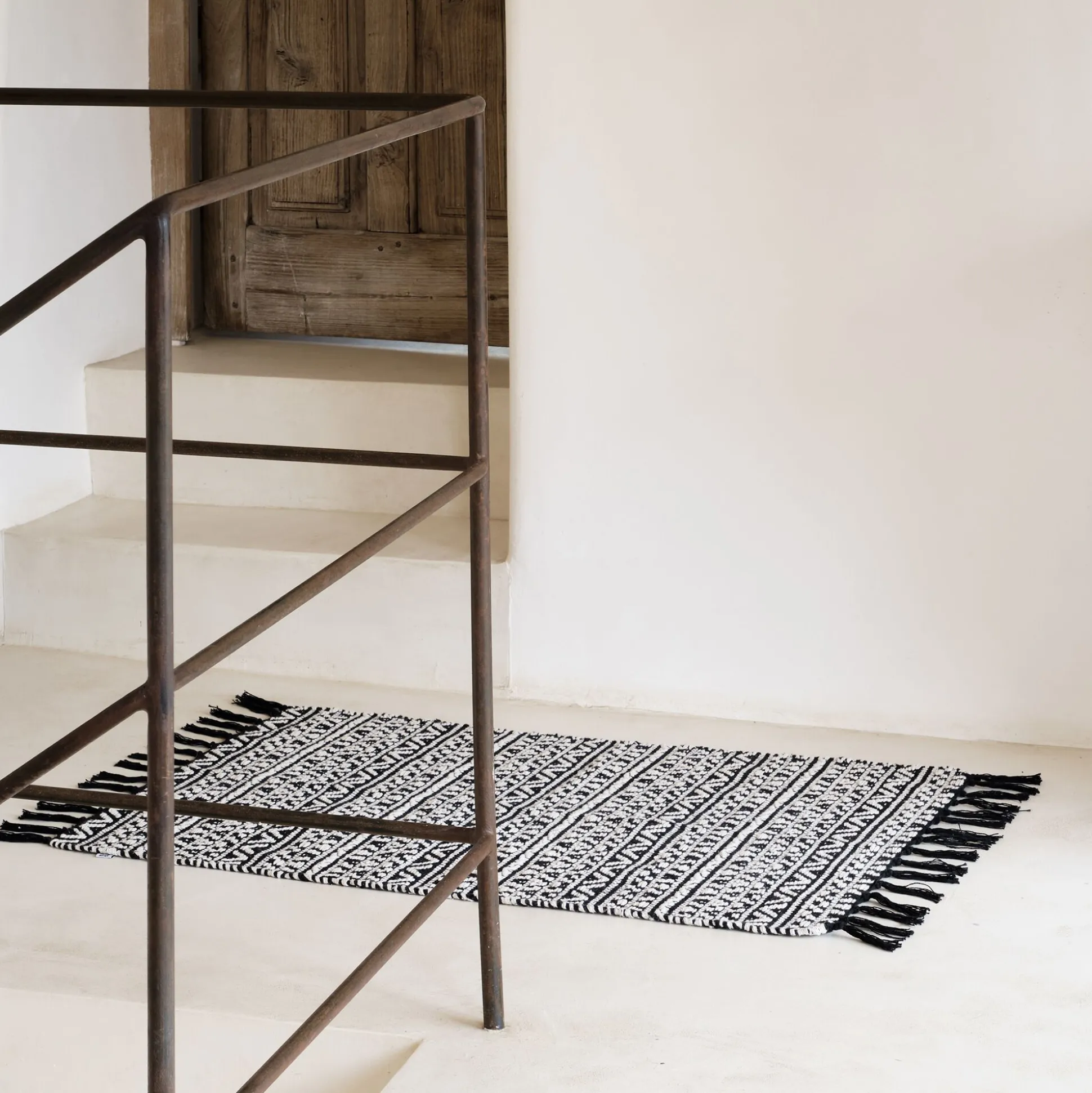 Tapis inspiration aztèque en coton - noir et blanc 60x90cm