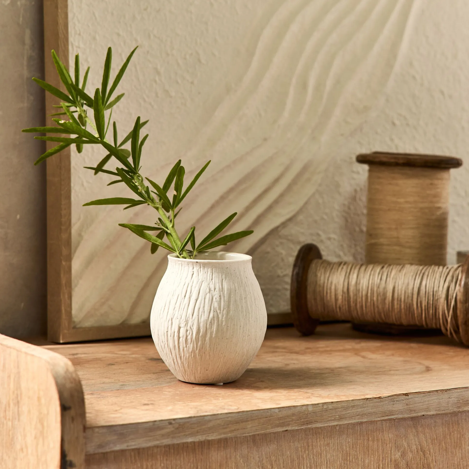 Vase boule en grès strié H10,5cm - blanc