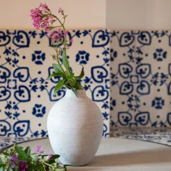 Vase boule en polystone effet béton H17cm - gris clair