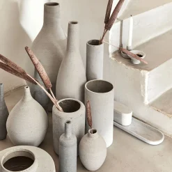 Vase boule en polystone effet béton H17cm - gris clair