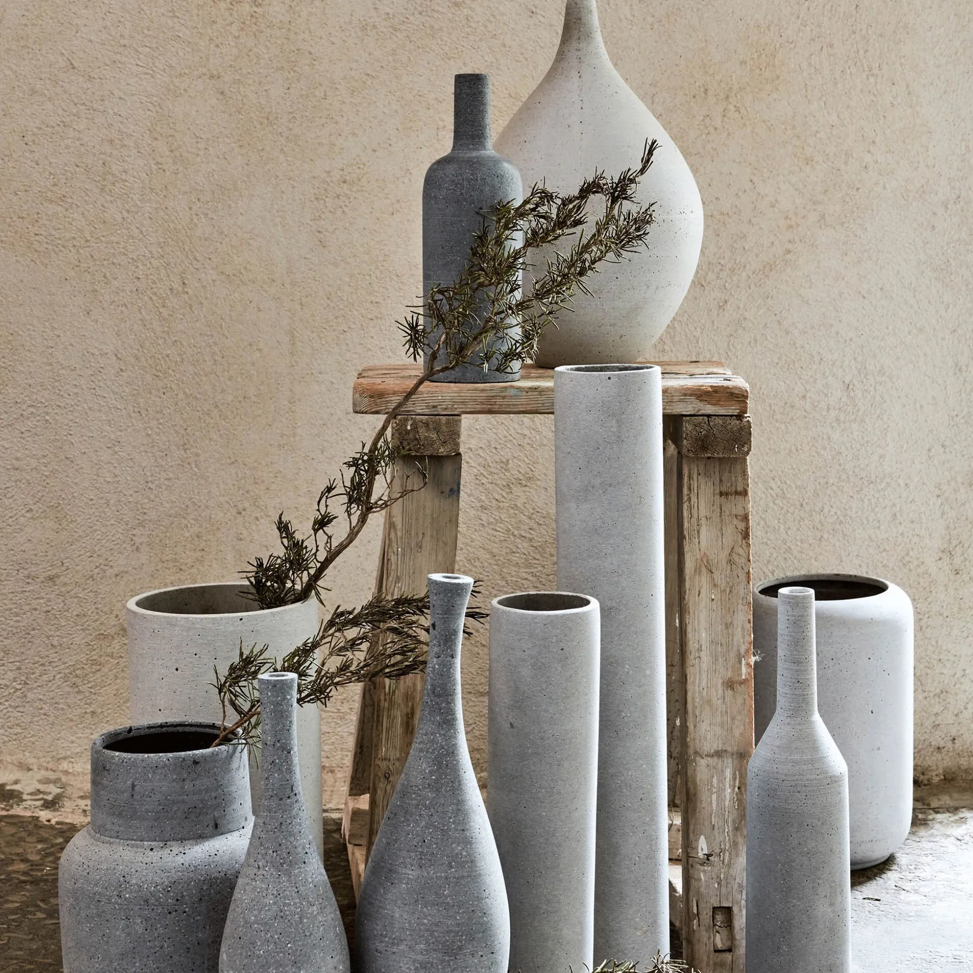 Vase bouteille en polystone effet béton H24cm - gris clair